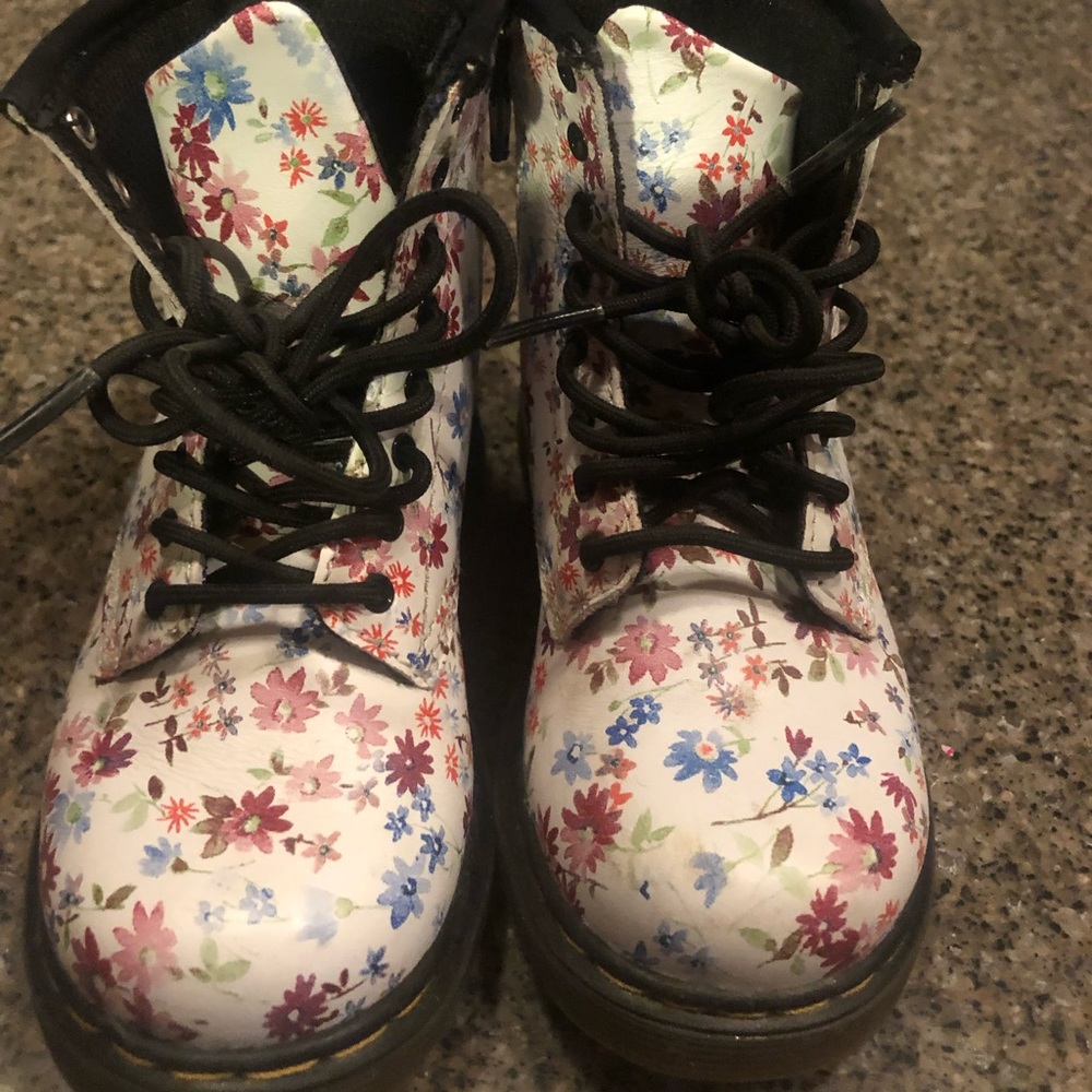 Dr Marten Brookner 8-lit zip back boot. Floral Pattern. Size 8